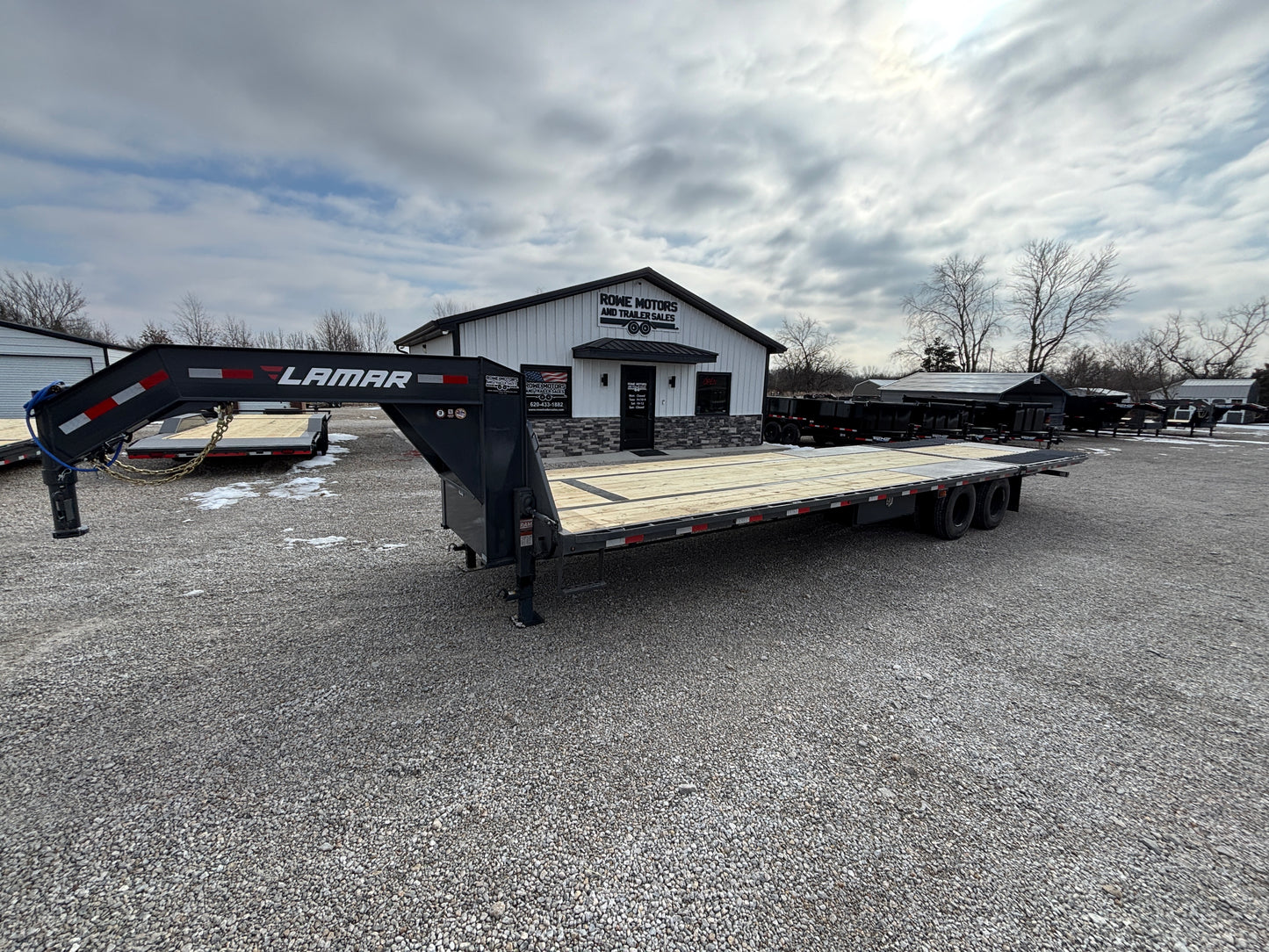 2026 Lamar 32' 25K Gooseneck Flatbed Hydraulic Dovetail Trailer