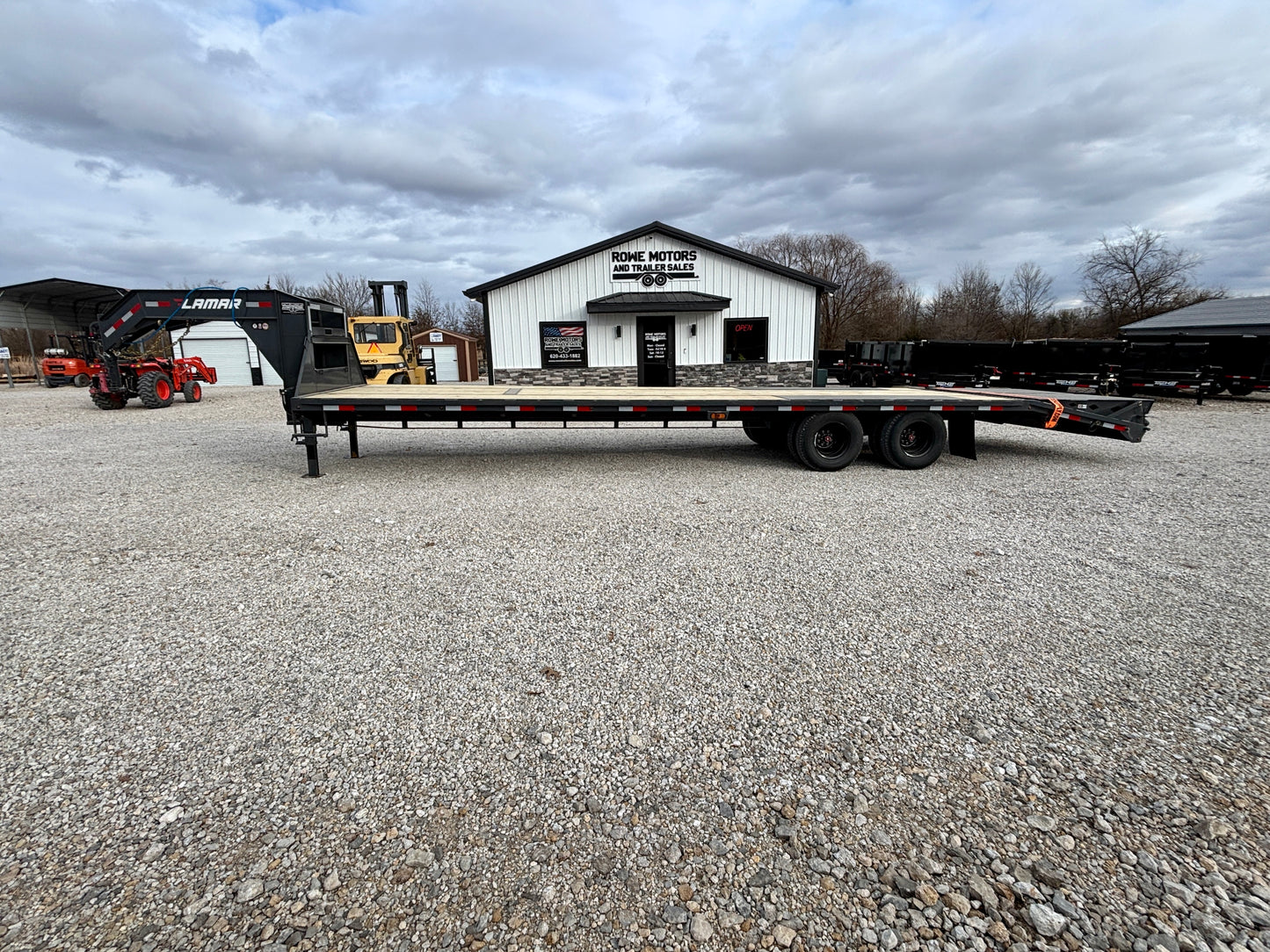2026 Lamar 32' 25K Gooseneck Flatbed Trailer