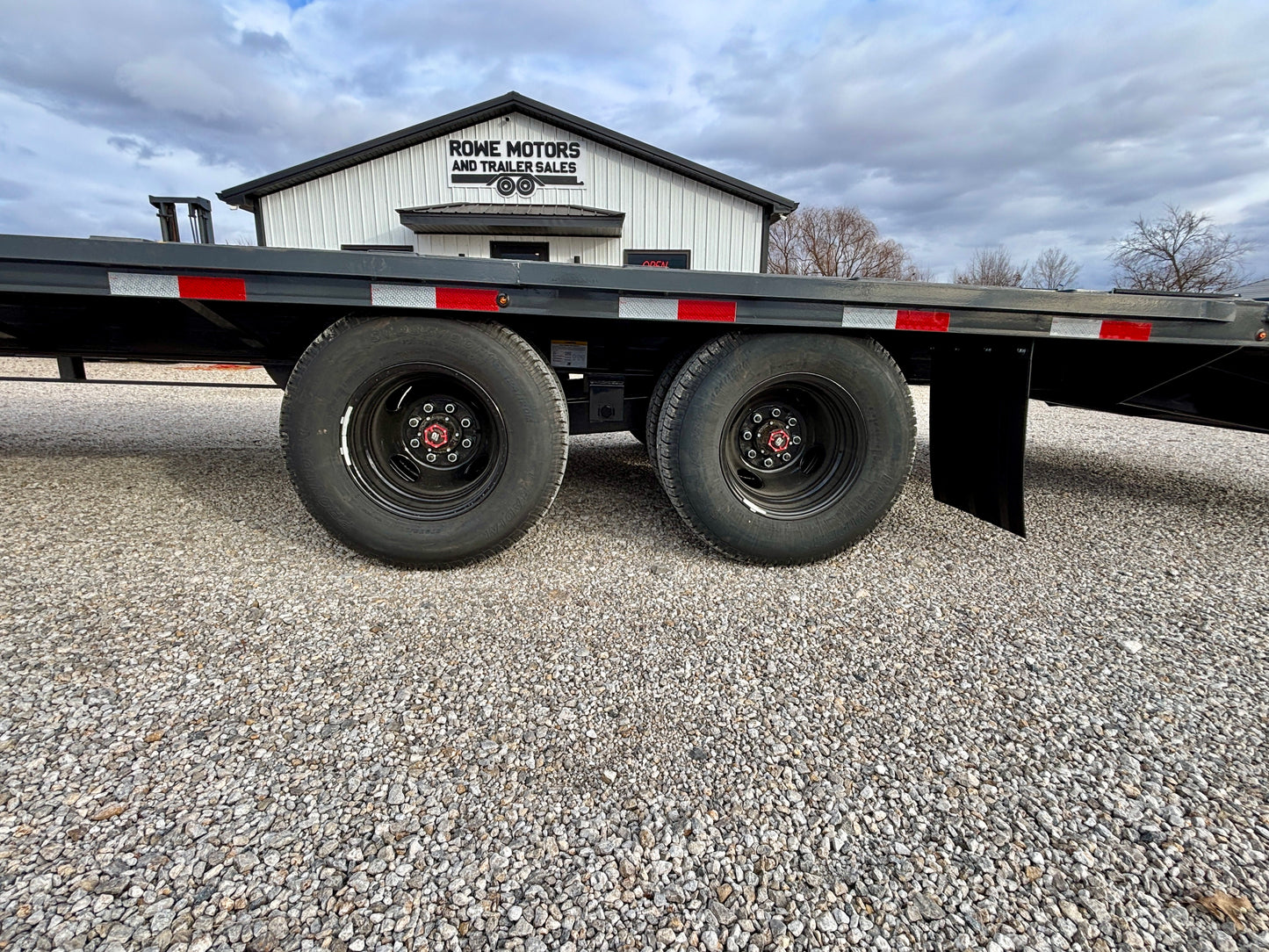 2026 Lamar 32' 25K Gooseneck Flatbed Trailer
