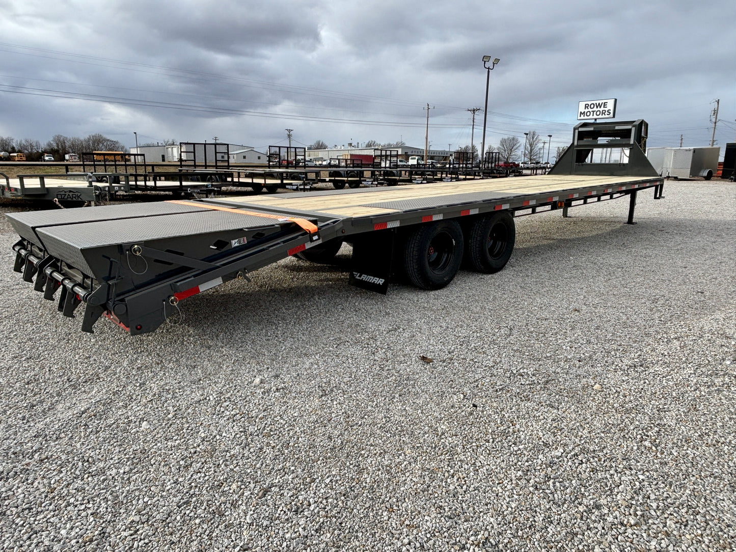 2026 Lamar 32' 25K Gooseneck Flatbed Trailer