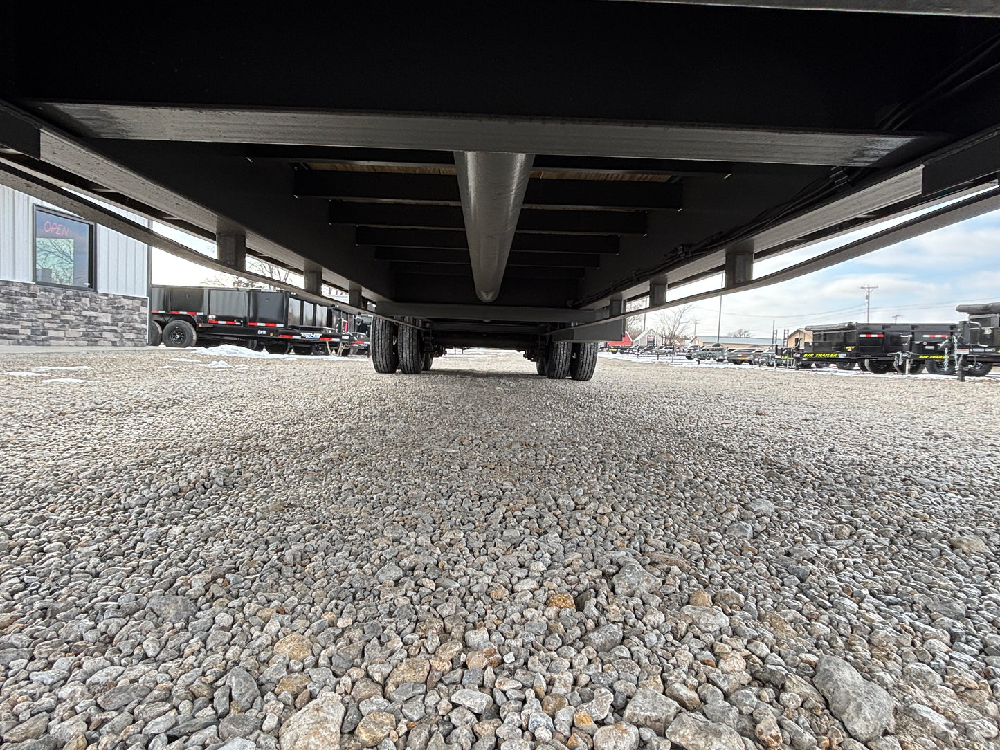 2026 Lamar 32' 25K Gooseneck Flatbed Hydraulic Dovetail Trailer
