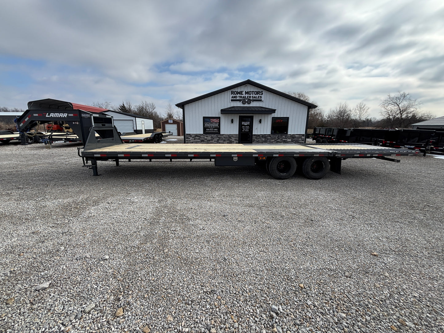 2026 Lamar 32' 25K Gooseneck Flatbed Hydraulic Dovetail Trailer