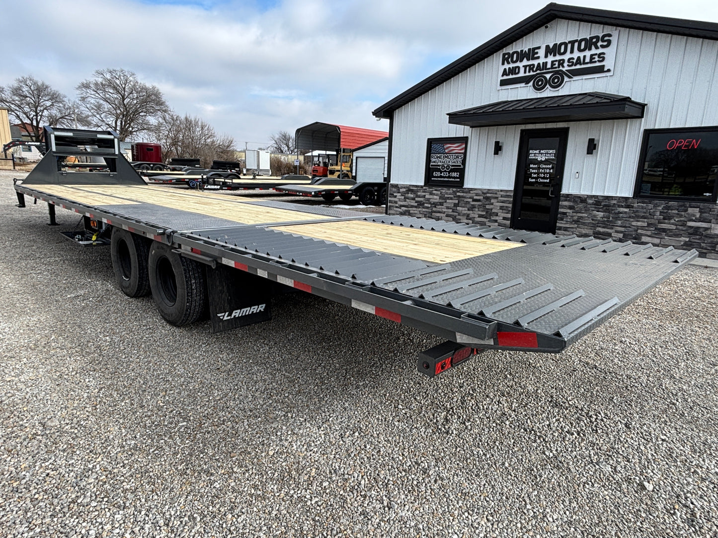 2026 Lamar 32' 25K Gooseneck Flatbed Hydraulic Dovetail Trailer