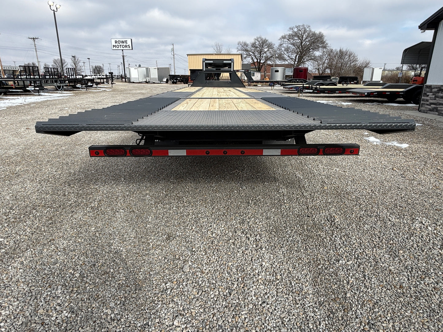2026 Lamar 32' 25K Gooseneck Flatbed Hydraulic Dovetail Trailer