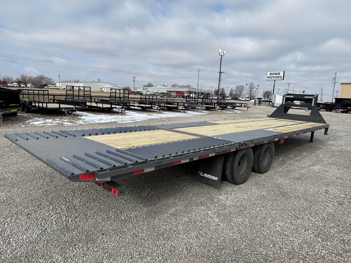 2026 Lamar 32' 25K Gooseneck Flatbed Hydraulic Dovetail Trailer