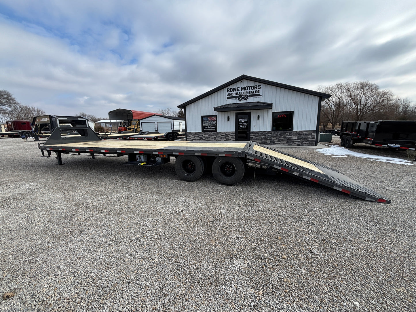 2026 Lamar 32' 25K Gooseneck Flatbed Hydraulic Dovetail Trailer