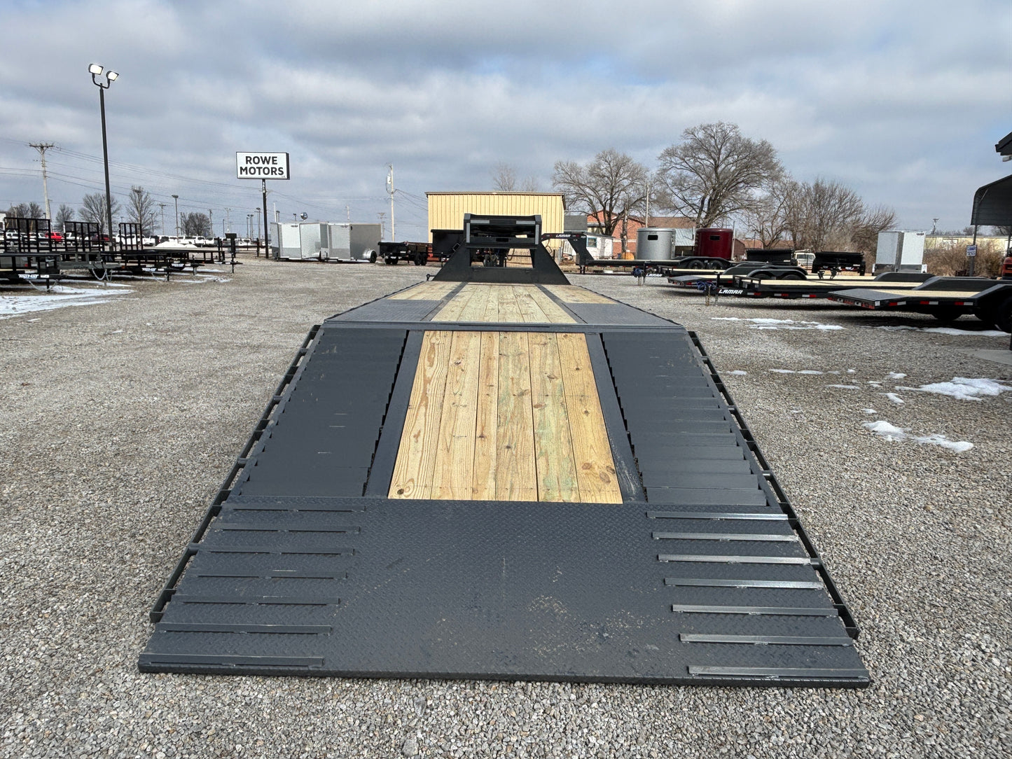 2026 Lamar 32' 25K Gooseneck Flatbed Hydraulic Dovetail Trailer
