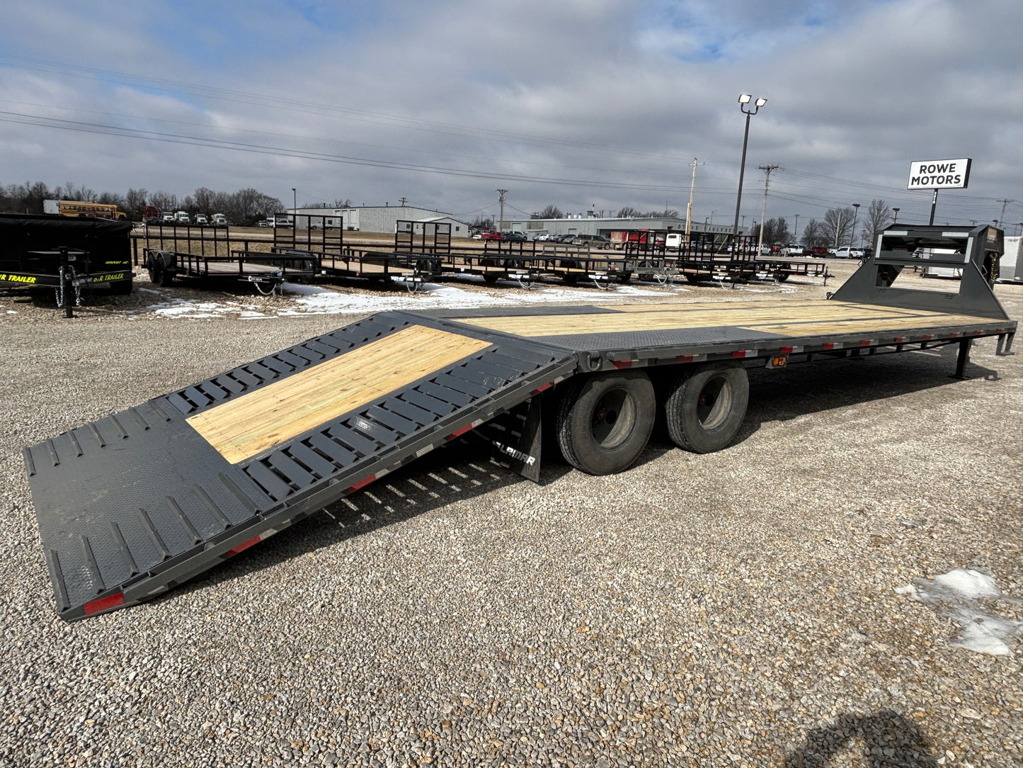 2026 Lamar 32' 25K Gooseneck Flatbed Hydraulic Dovetail Trailer