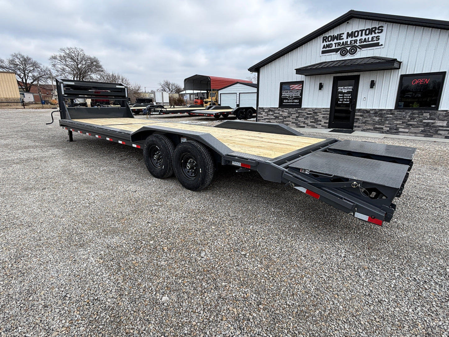 2026 Lamar 102" x 28' 14k Gooseneck Drive Over Fender Equipment Trailer