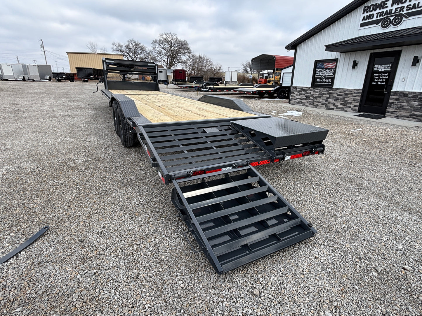 2026 Lamar 102" x 28' 14k Gooseneck Drive Over Fender Equipment Trailer