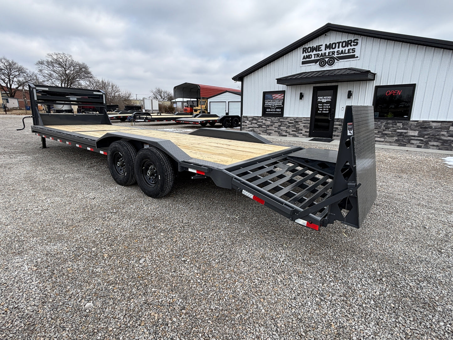 2026 Lamar 102" x 28' 14k Gooseneck Drive Over Fender Equipment Trailer