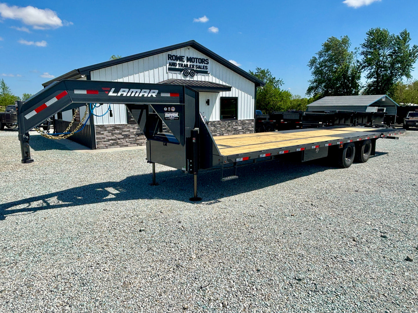 2026 Lamar 32' 25K Gooseneck Flatbed Hydraulic Dovetail & Jacks Trailer