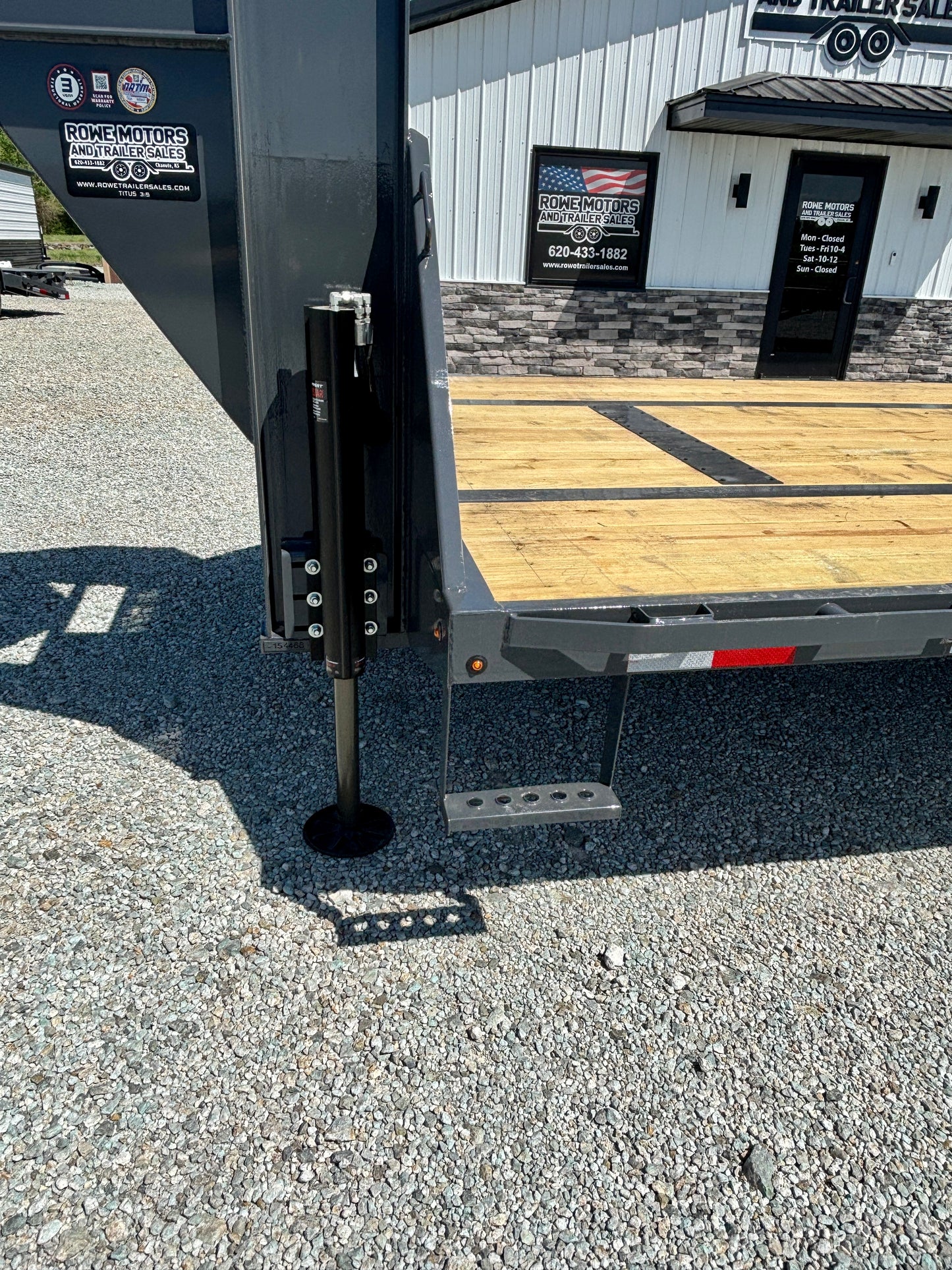 2026 Lamar 32' 25K Gooseneck Flatbed Hydraulic Dovetail & Jacks Trailer