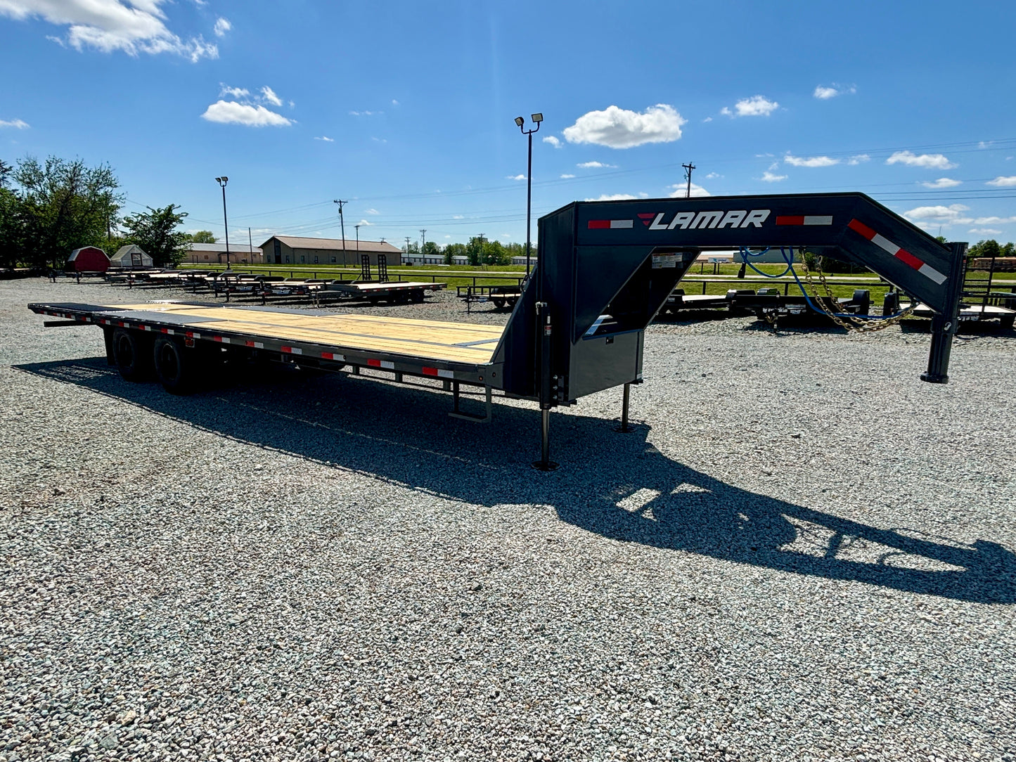 2026 Lamar 32' 25K Gooseneck Flatbed Hydraulic Dovetail & Jacks Trailer