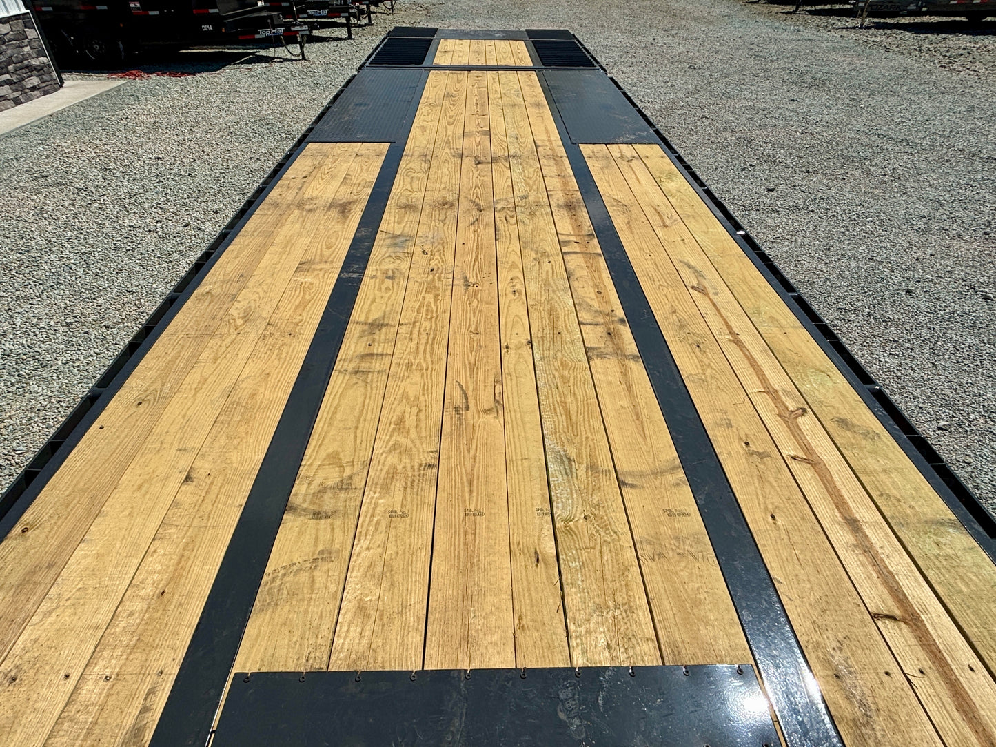 2026 Lamar 32' 25K Gooseneck Flatbed Hydraulic Dovetail & Jacks Trailer