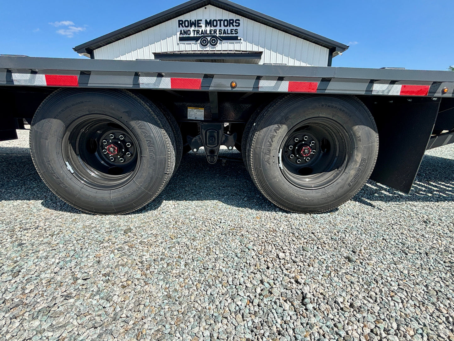 2026 Lamar 32' 25K Gooseneck Flatbed Hydraulic Dovetail & Jacks Trailer
