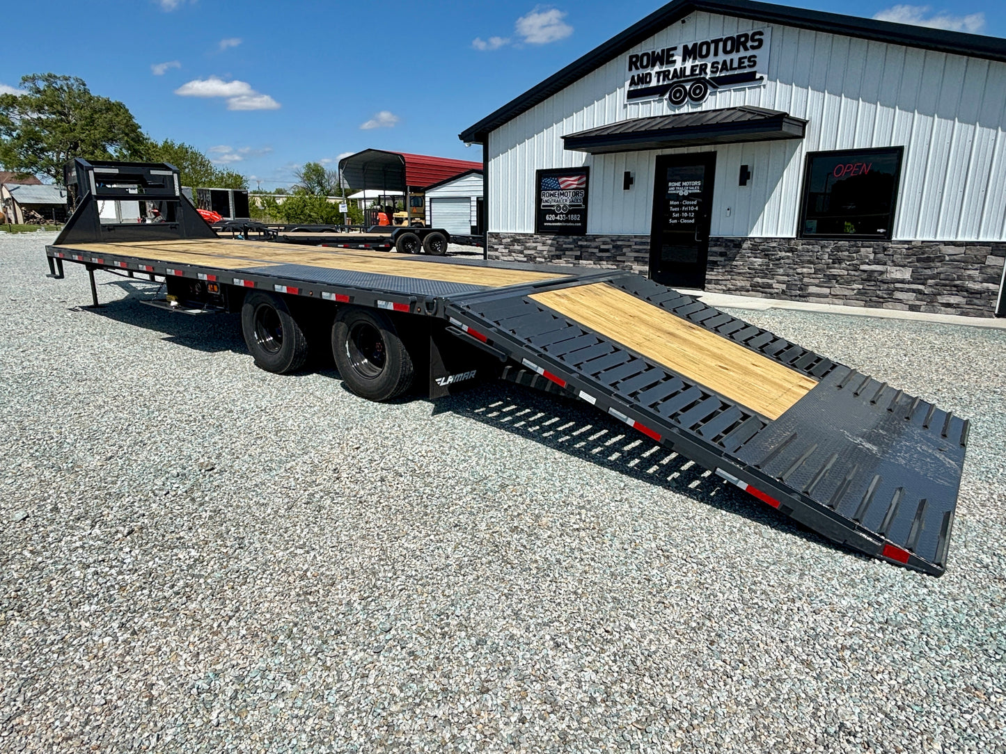 2026 Lamar 32' 25K Gooseneck Flatbed Hydraulic Dovetail & Jacks Trailer