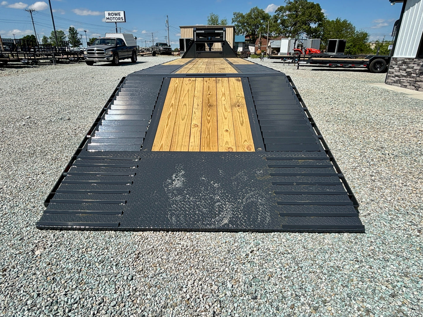 2026 Lamar 32' 25K Gooseneck Flatbed Hydraulic Dovetail & Jacks Trailer