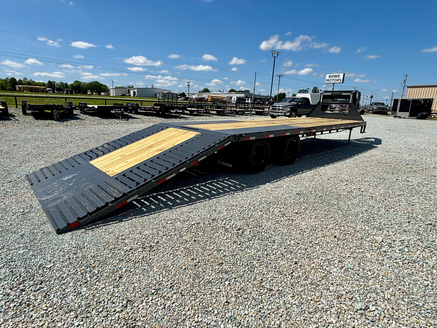 2026 Lamar 32' 25K Gooseneck Flatbed Hydraulic Dovetail & Jacks Trailer