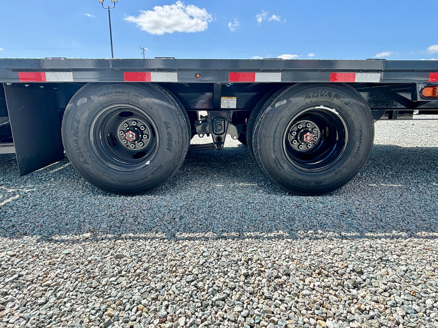 2026 Lamar 32' 25K Gooseneck Flatbed Hydraulic Dovetail & Jacks Trailer