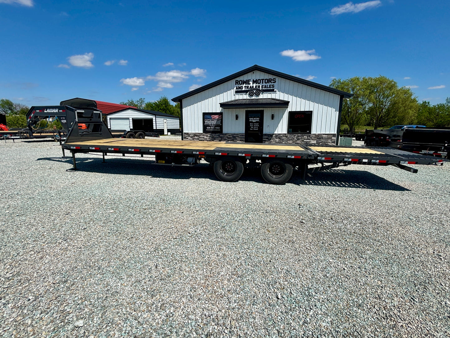 2026 Lamar 32' 25K Gooseneck Flatbed Hydraulic Dovetail & Jacks Trailer